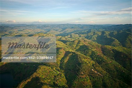 Ruanda. Das Land der tausend Hügel Ruandas einzigartige Geologie ist die Basis der vielen Volksmärchen.