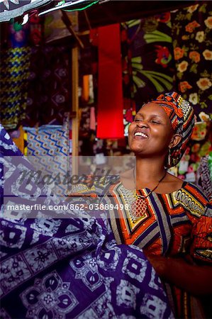 Kigali, Rwanda. Une femme vend tissu traditionnel marché de Kimironko. Kigali, Rwanda. Une femme vend tissu traditionnel marché de Kimironko.