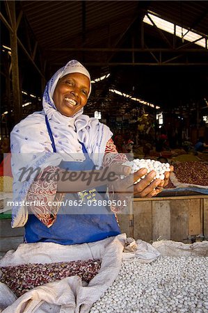 Kigali, Ruanda. Eine Frau verkauft Bohnen am Kimironko Markt.