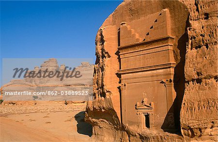 Médine, en Arabie saoudite, nr. Al-Ula, Madain Saleh (aka Hegra). Maintenant un Site du patrimoine mondial de l'UNESCO, les vestiges antiques de Qasr al-Bint - un groupe de tombes taillées dans la roche et une partie d'une ancienne colonie nabatéennes - debout au milieu d'imposantes falaises et frappants des affleurements rocheux.