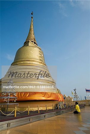 Thailand, Bangkok.  Worshippers at the Golden Mount chedi at Wat Saket.