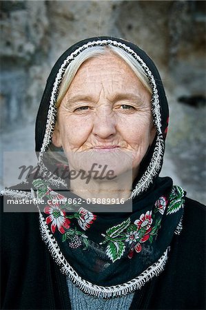 Frau von Soganli trägt eine Tracht. Kappadokien, Türkei, Asien