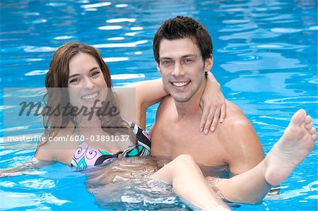 Couple dans la piscine, l'hôtel Reef Playacar Resort et Spa, Playa del Carmen, Mexique