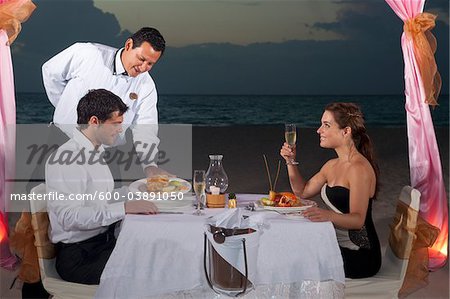 Couple à manger sur la plage, l'hôtel Reef Playacar Resort et Spa, Playa del Carmen, Mexique