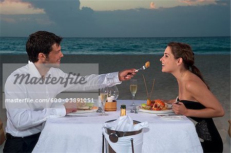 Couple à manger sur la plage, l'hôtel Reef Playacar Resort et Spa, Playa del Carmen, Mexique