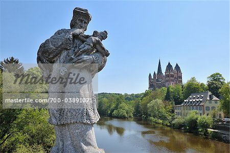 Statue und Limburger Dom von Bridge, Limburg an der Lahn, Hessen, Deutschland