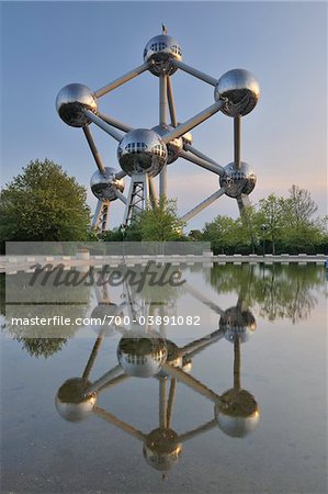 Reflet de la Structure de l'Atomium dans l'eau, Bruxelles, Belgique