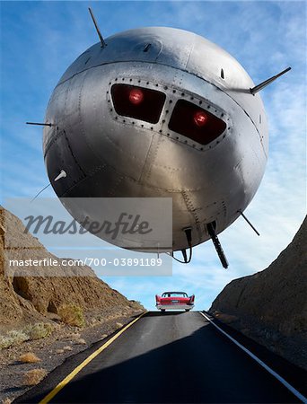 UFO schwebt über dem Auto auf der Autobahn