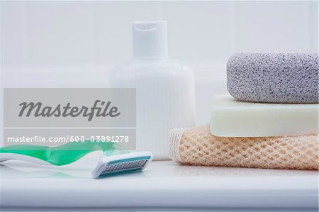 produits pour le bain sur le bord de la baignoire