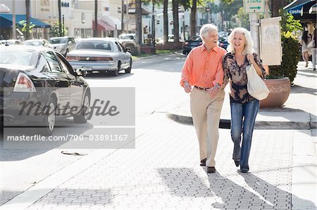 Paar Wandern im städtischen Umfeld