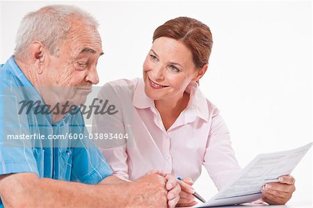 Homme et femme discutant des formalités administratives