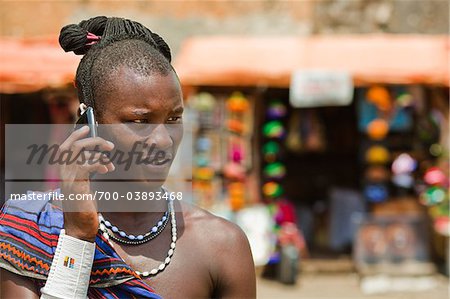 Guerrier Masai à l'aide de téléphone portable