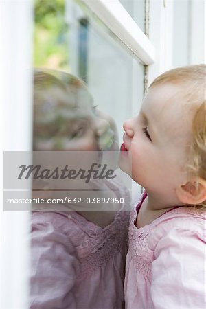 Fille enfant regardant par la fenêtre
