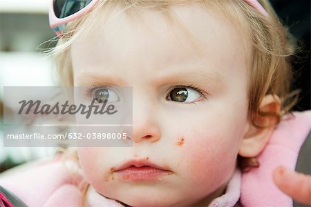 Bébé fille avec visage sale, portrait