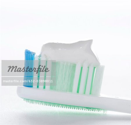 Brosse à dents avec dentifrice, gros plan