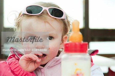 Bébé fille avec visage sale, portrait