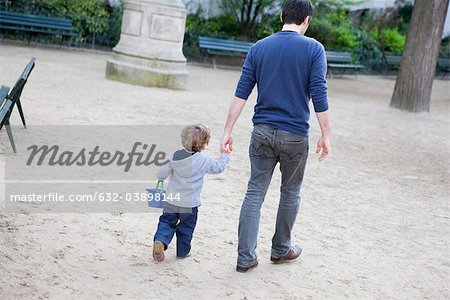 Vater Kleinkind Sohn Hand zu Fuß hält