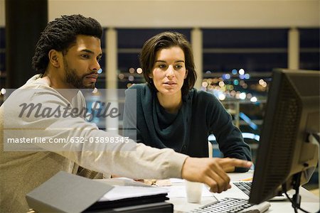 Kollegen, die Arbeiten am Projekt zusammen im Büro bei Nacht