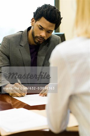 Homme professionnel relatif à la demande à l'entrevue d'emploi