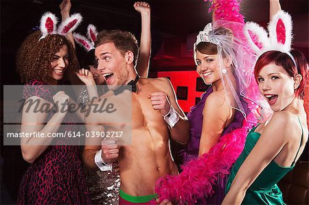 Jeunes femmes sur la nuit de poule avec male stripper