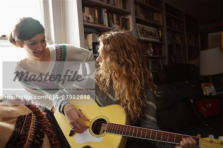 Weibliche Teenager, eine Gitarre spielen