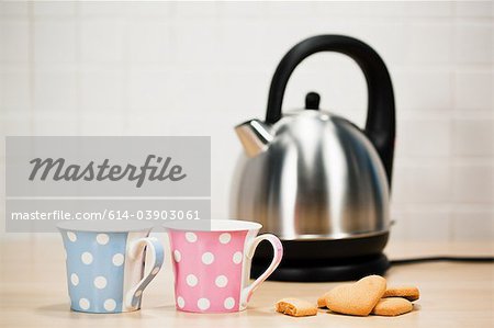 Thé et biscuits avec bouilloire Thé et biscuits avec bouilloire
