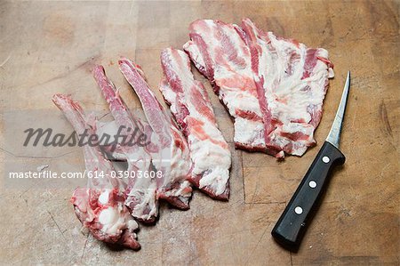 Messer und Schweinerippchen