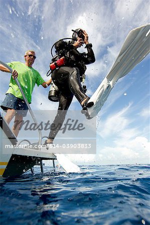 Riesen Schritt Eintrag ins Wasser