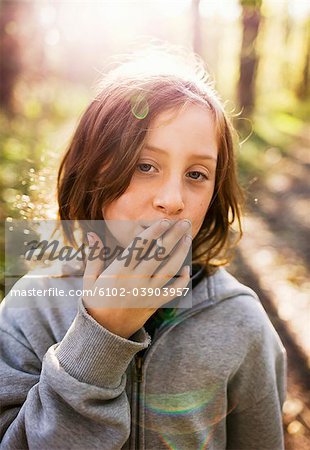 Une jeune fille de faire semblant de fumer, Suède.