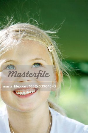 Ein skandinavisches Mädchen lächelnd in der Sonne, Schweden.