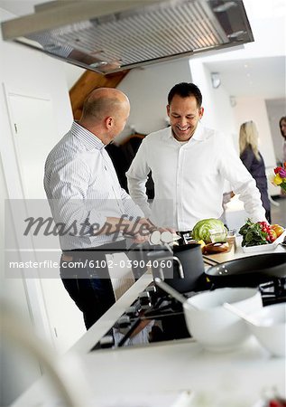 Zwei Männer machen Abendessen, Schweden.