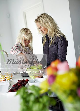 Mutter und Tochter in einer Küche, Schweden. Mutter und Tochter in einer Küche, Schweden.
