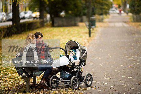 Emplacement un couple avec leur fils dans un parc, Suède.