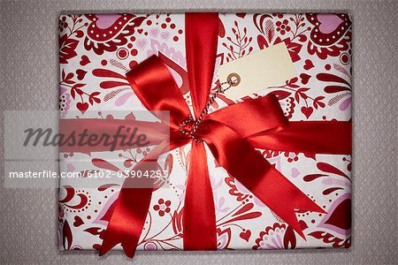 Ein Weihnachtsgeschenk mit roten Seidenbändern gewickelt, Dänemark.