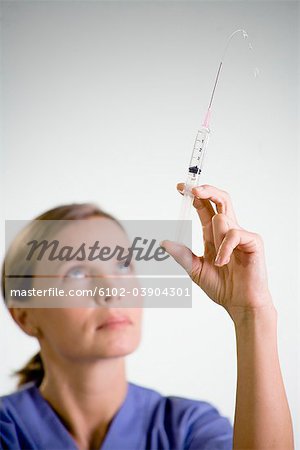 Infirmière préparation injectable, gros plan.