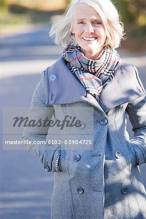 Portrait d'une femme senior en se promenant, Suède.