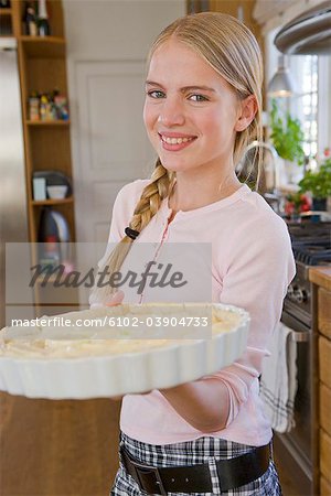 Mädchen mit einer ungebackenen apple-pie, Schweden.