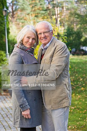 Couple senior en se promenant, Suède.