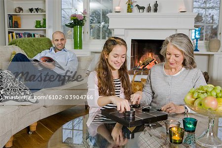 Zwei Menschen spielen Gesellschaftsspiel, Schweden.