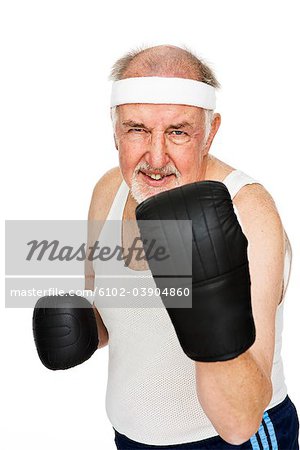 Alter Mann mit Boxhandschuhen.