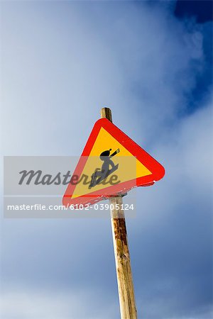 Panneau de signalisation mettant en garde contre les enfants sur les pulkas, Suède.