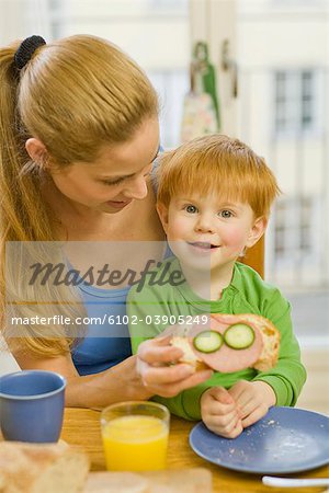 Mutter und Sohn, frühstücken, Schweden.