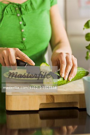 Frau vorbereiten Frühstück, Schweden.