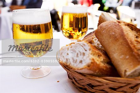 Bière et le pain sur une table, Espagne.