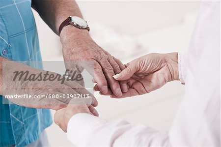 Gros plan du dispensateur de soins main dans la main du Patient Gros plan du dispensateur de soins main dans la main du Patient