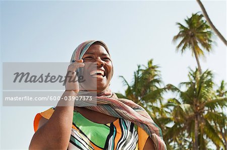 Femme à l'aide d'un téléphone cellulaire, Nyota Beach, Unguja, à Zanzibar