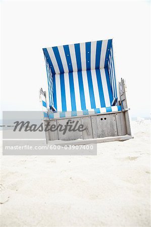 Stuhl auf Strand, Westerland, Sylt, Nordsee, Schleswig-Holstein, Deutschland