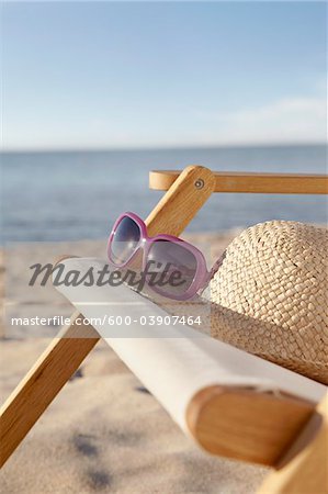 Chapeau de soleil et lunettes de soleil sur une chaise à la plage, Boltenhagen, mer Baltique, Allemagne