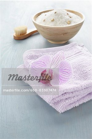 Badesalz und Handtücher
