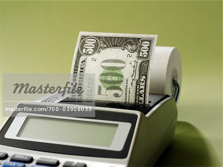 Cinq cents de Dollar Bill qui sortent de l'ajout de Machine Cinq cents de Dollar Bill qui sortent de l'ajout de Machine